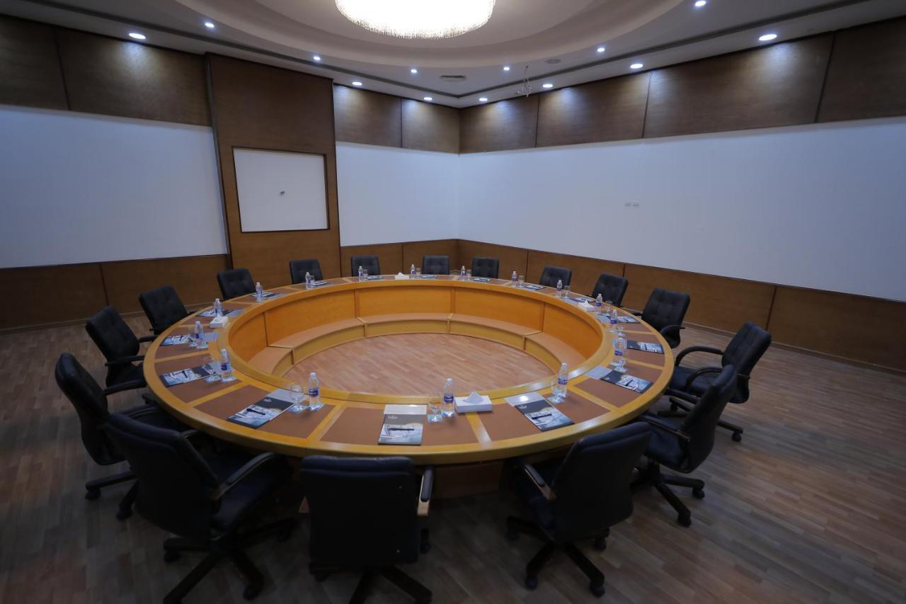 Tolip Gardens Hotel Kairo Exterior foto The meeting room of the Executive Board